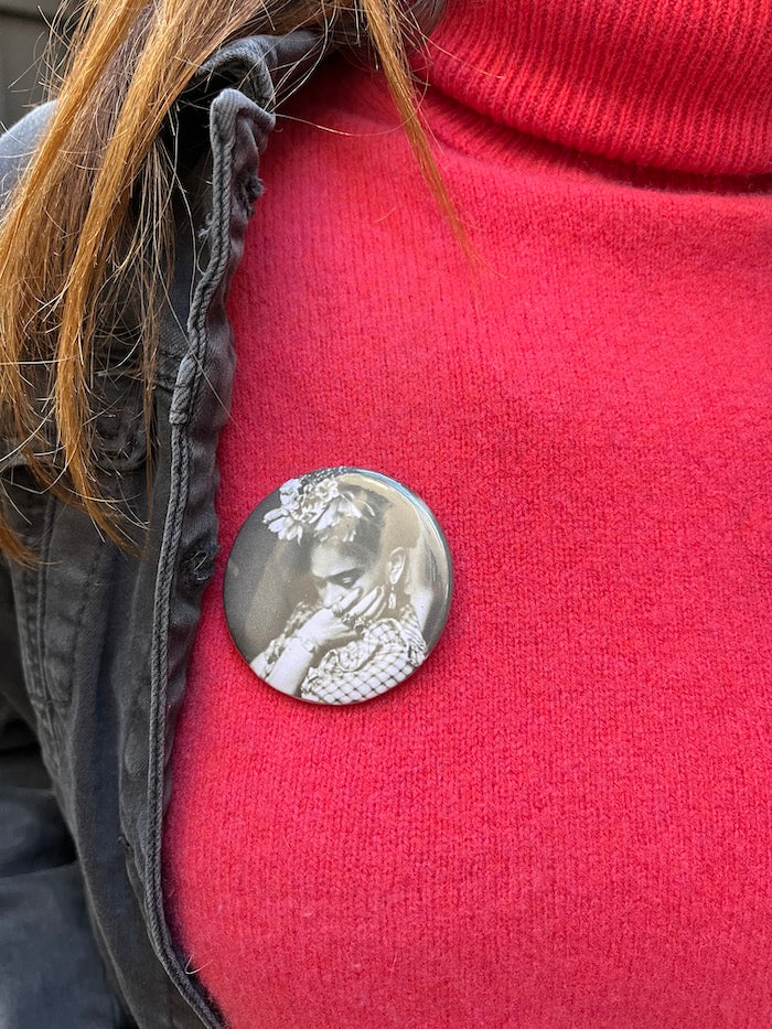 Badge rond Frida Kahlo noir et blanc La pensée