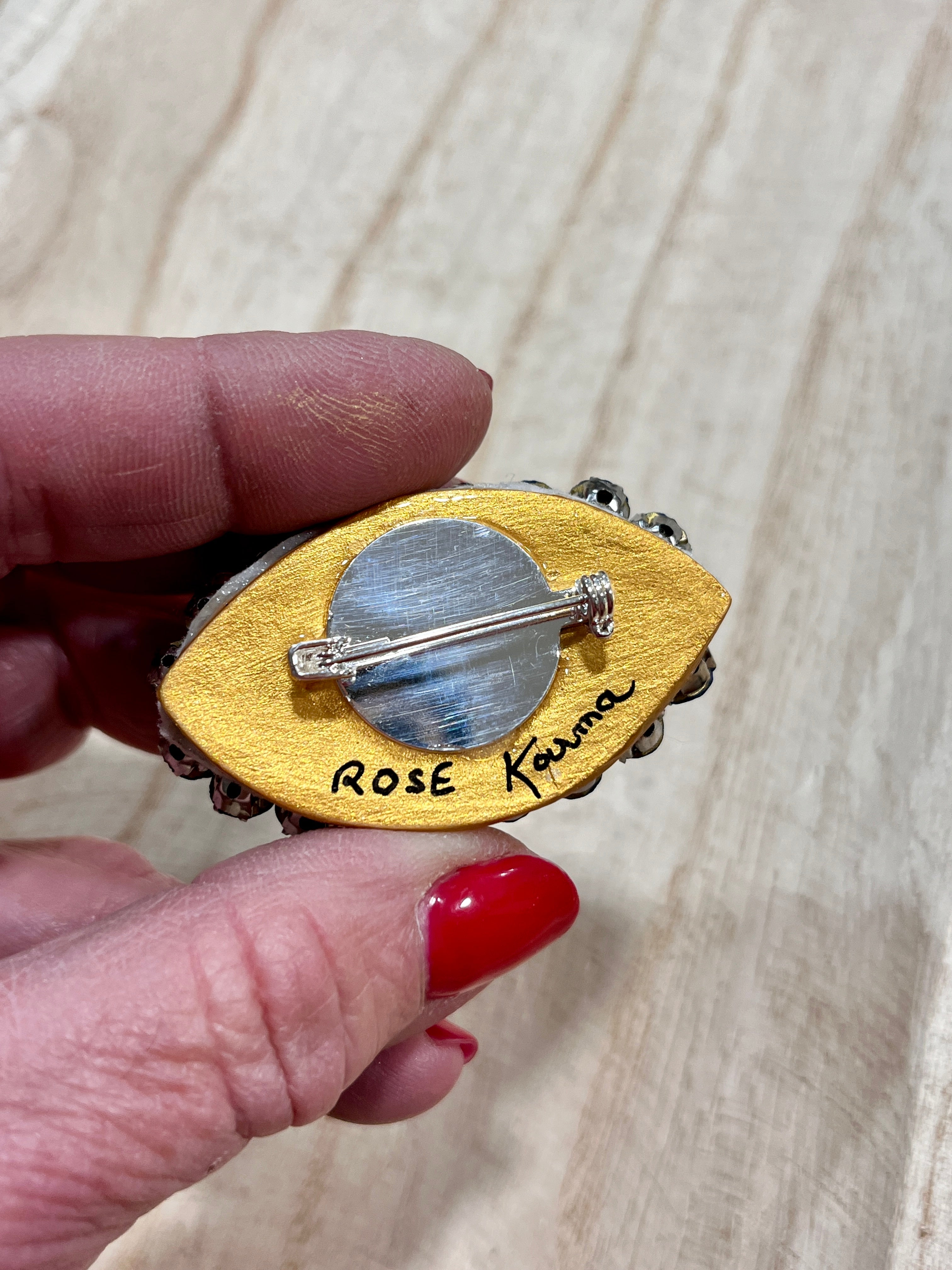 Broche oeil protecteur rose en perles de cristal