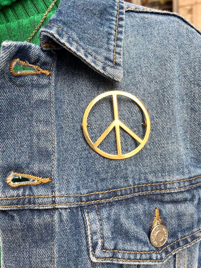 Broche peace and love en acier doré