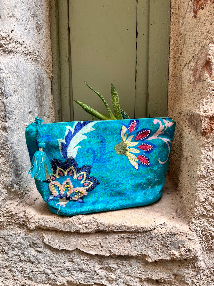 Trousse de maquillage en velours turquoise brodée Palme
