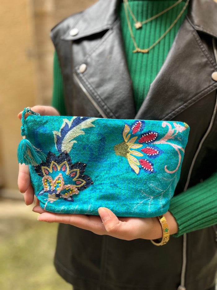Trousse de maquillage en velours turquoise brodée Palme