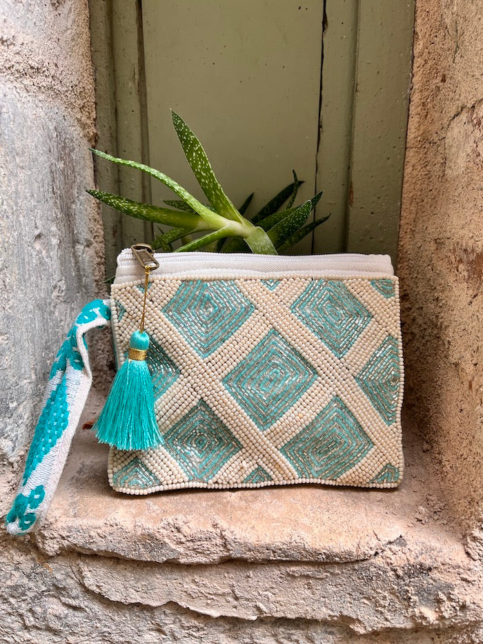 Trousse perlée motif graphique