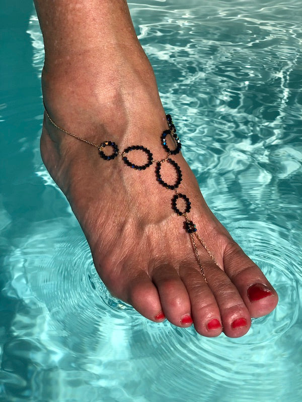 Bijou de pied en plaqué or et Swarovski noir Bulle