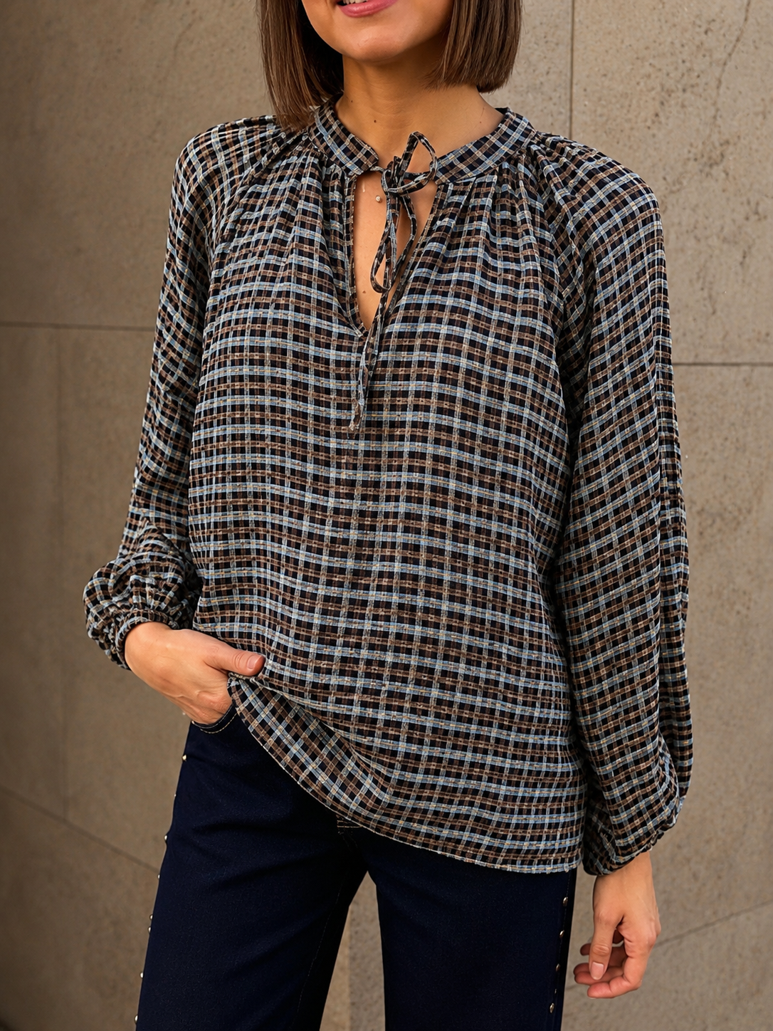 blouse nouée à carreaux tendance pour femme vintage et rétro