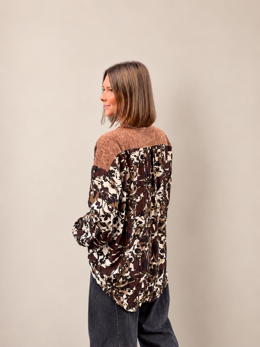 Blouse imprimée florale marron – L'élégance bohème & féminine