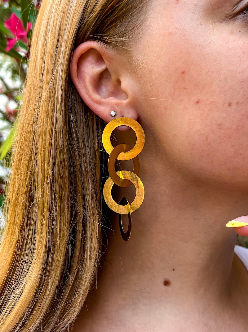 Boucles d’oreilles dorées anneaux entrelacés – Esprit design & léger