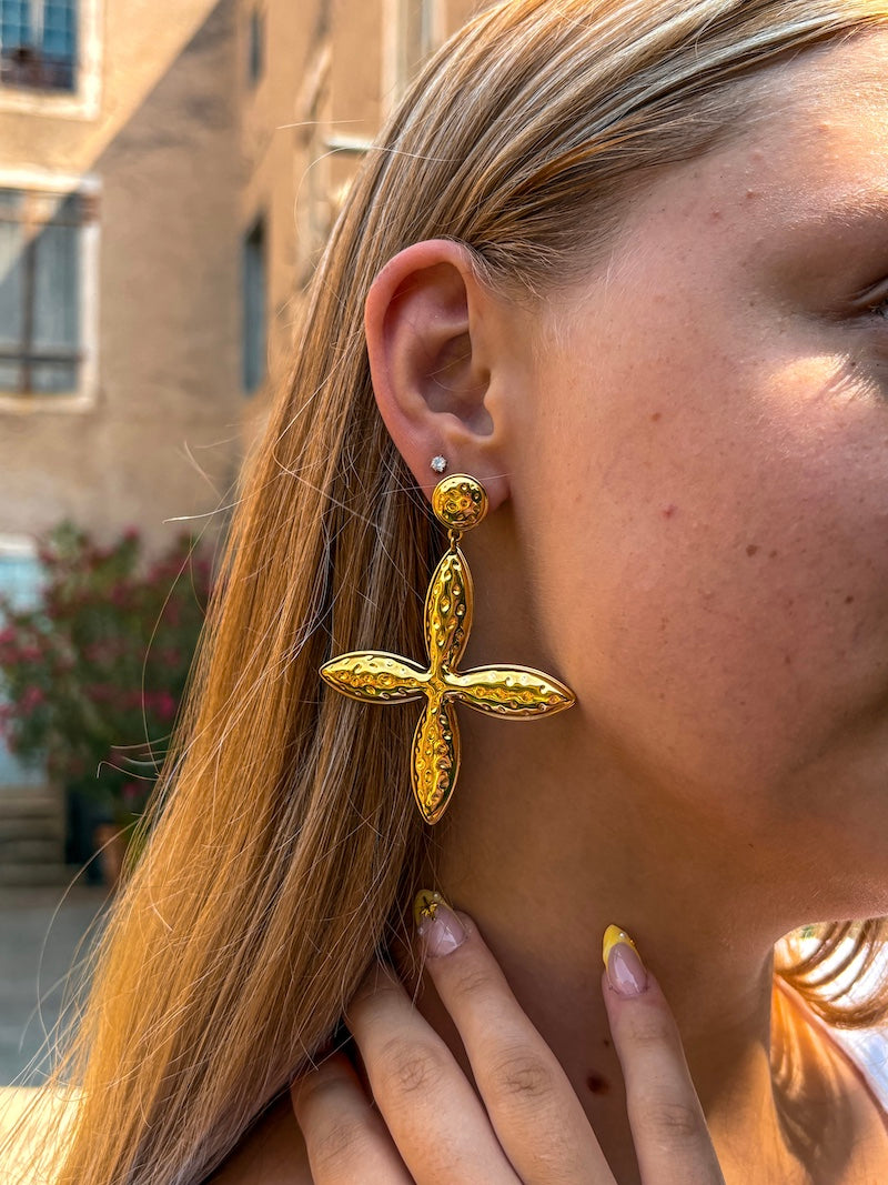 Boucles d’oreilles trèfle doré – Porte-bonheur discret & élégant