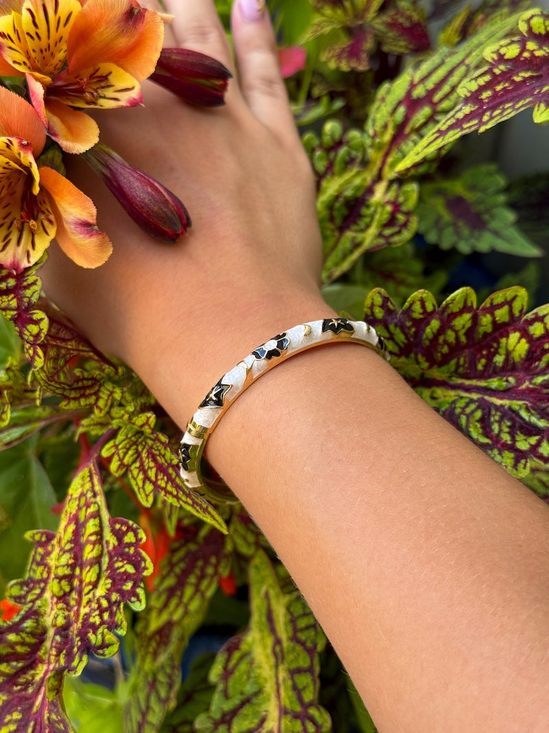 Bracelet jonc à fleurs noires et blanches
