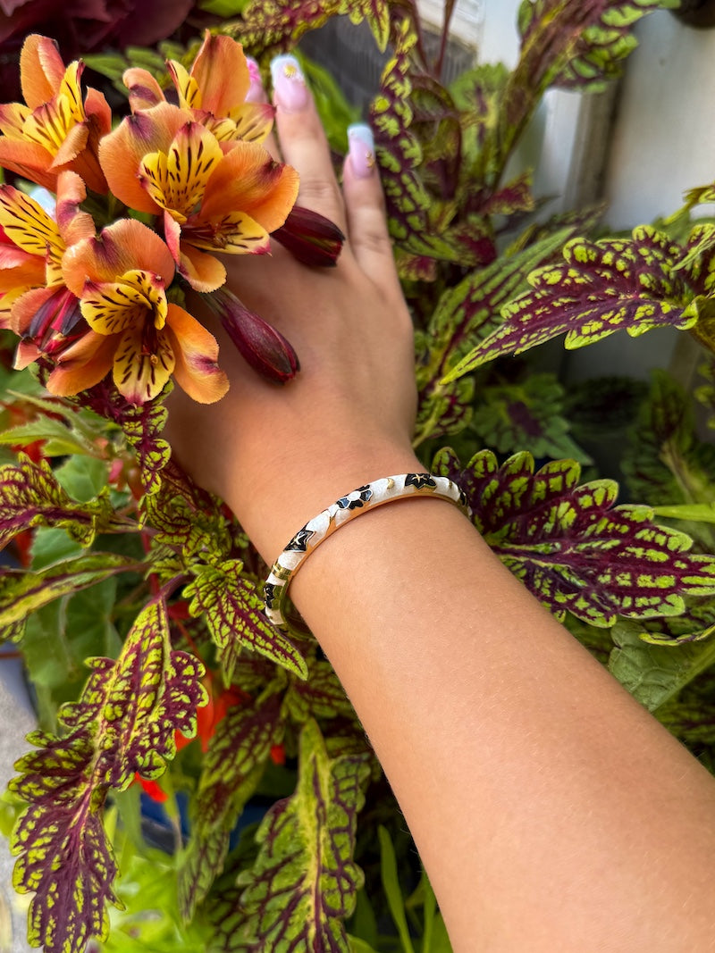 Bracelet jonc à fleurs noires et blanches