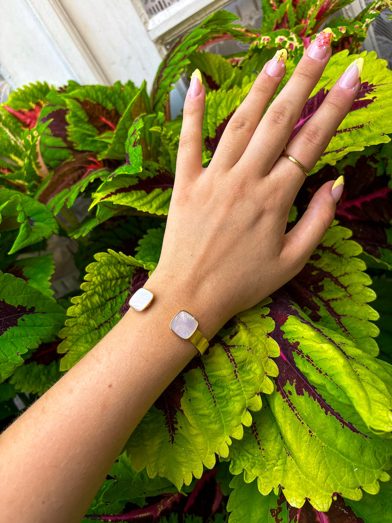 Bracelet manchette doré & nacre irisée – Esprit solaire