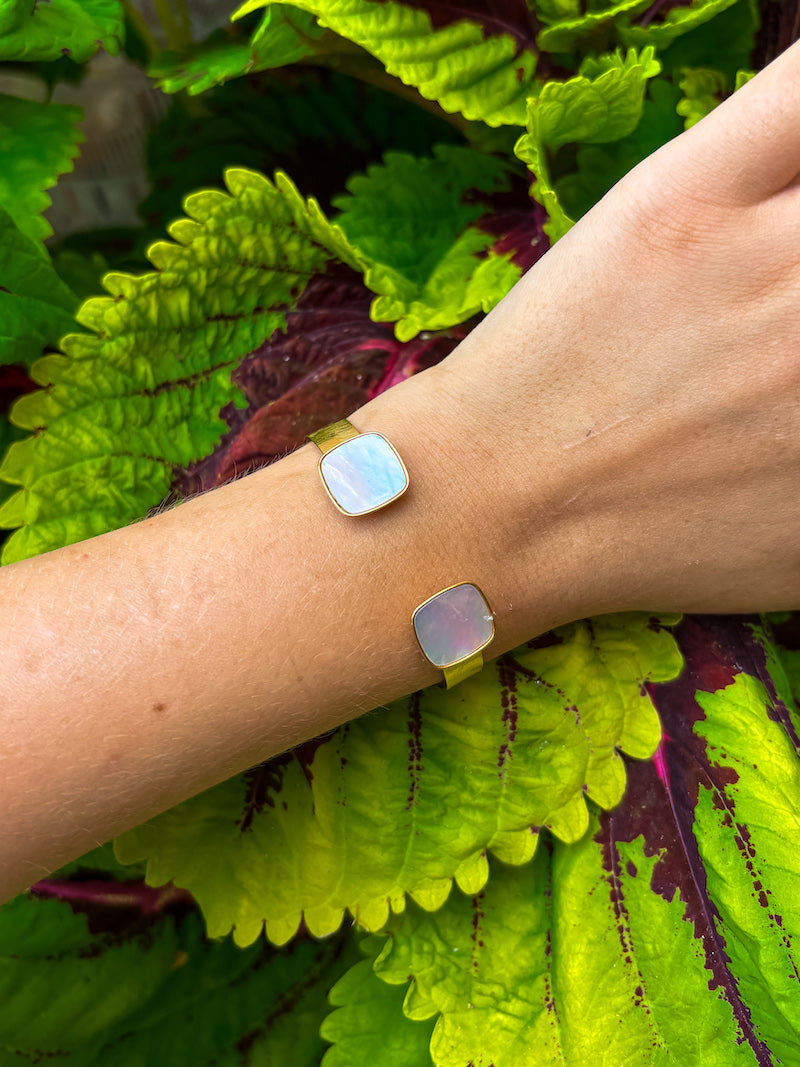 Bracelet manchette doré & nacre irisée – Esprit solaire