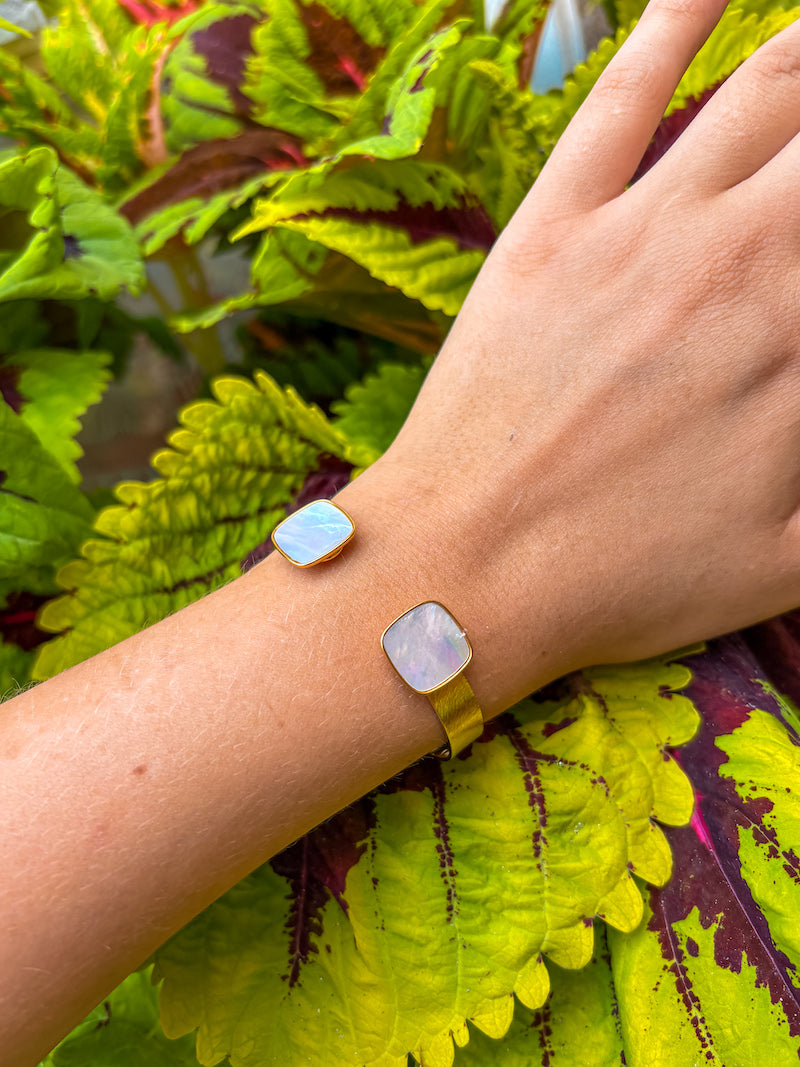 Bracelet manchette doré & nacre irisée – Esprit solaire