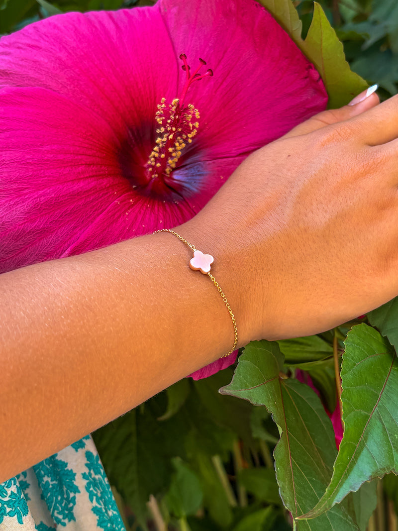 Bracelet en plaqué or trèfle en nacre rose