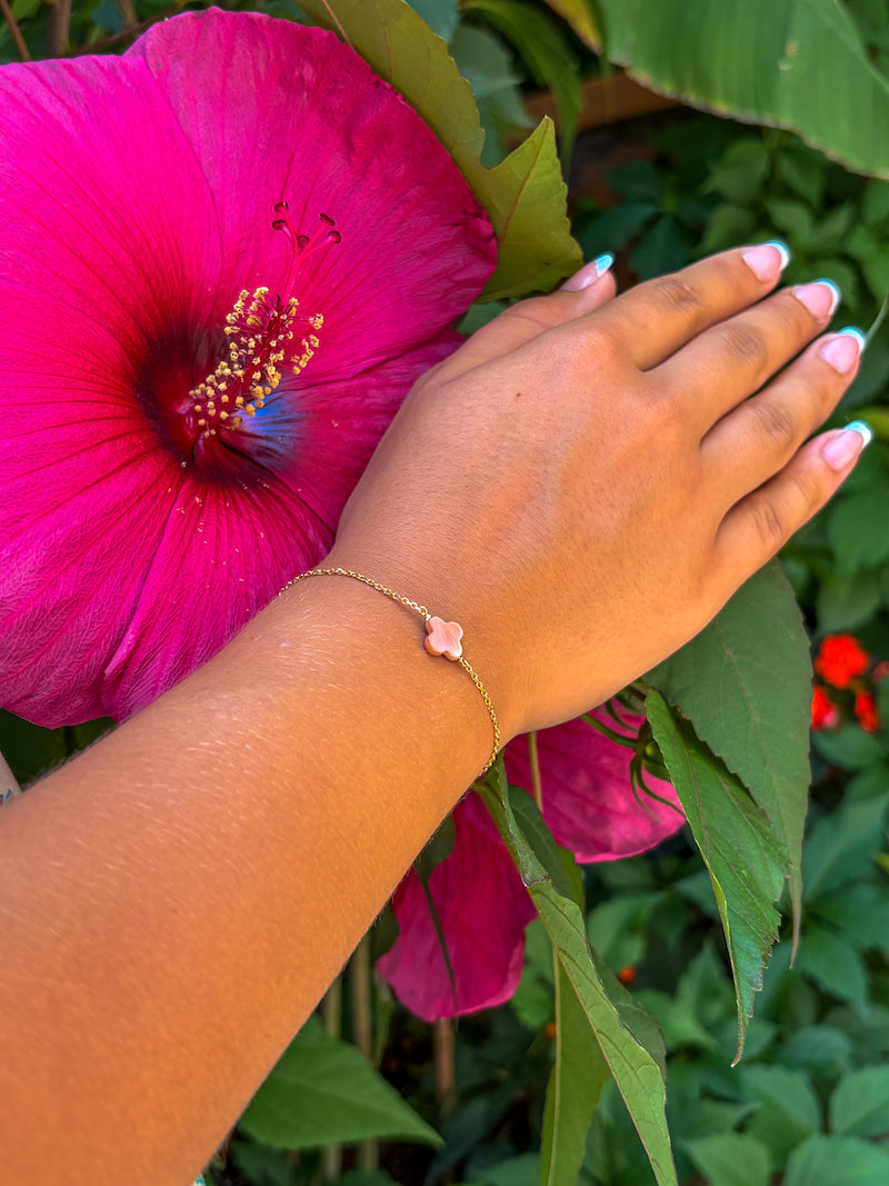 Bracelet en plaqué or trèfle en nacre rose