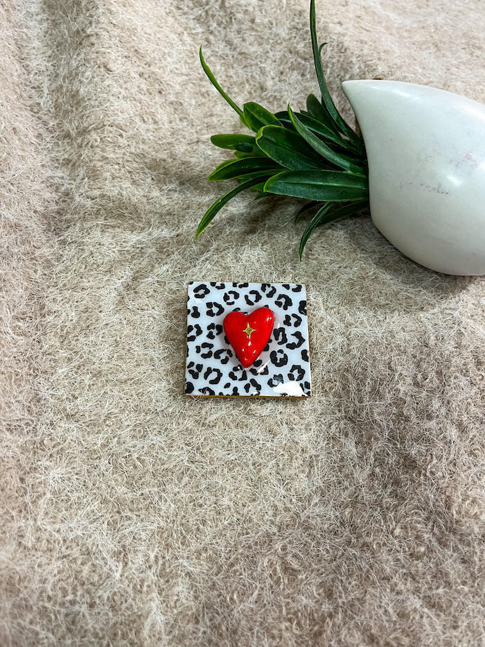 Broche coeur rouge léopard fait main