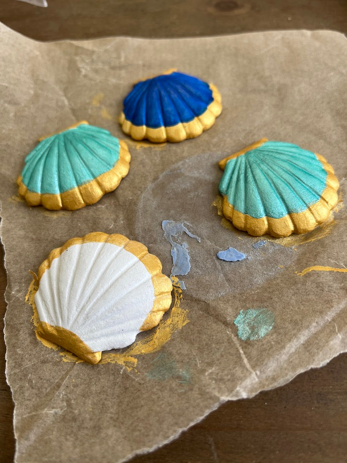 Broche coquille Saint-Jacques de Compostelle bleu indigo Rose Karma©