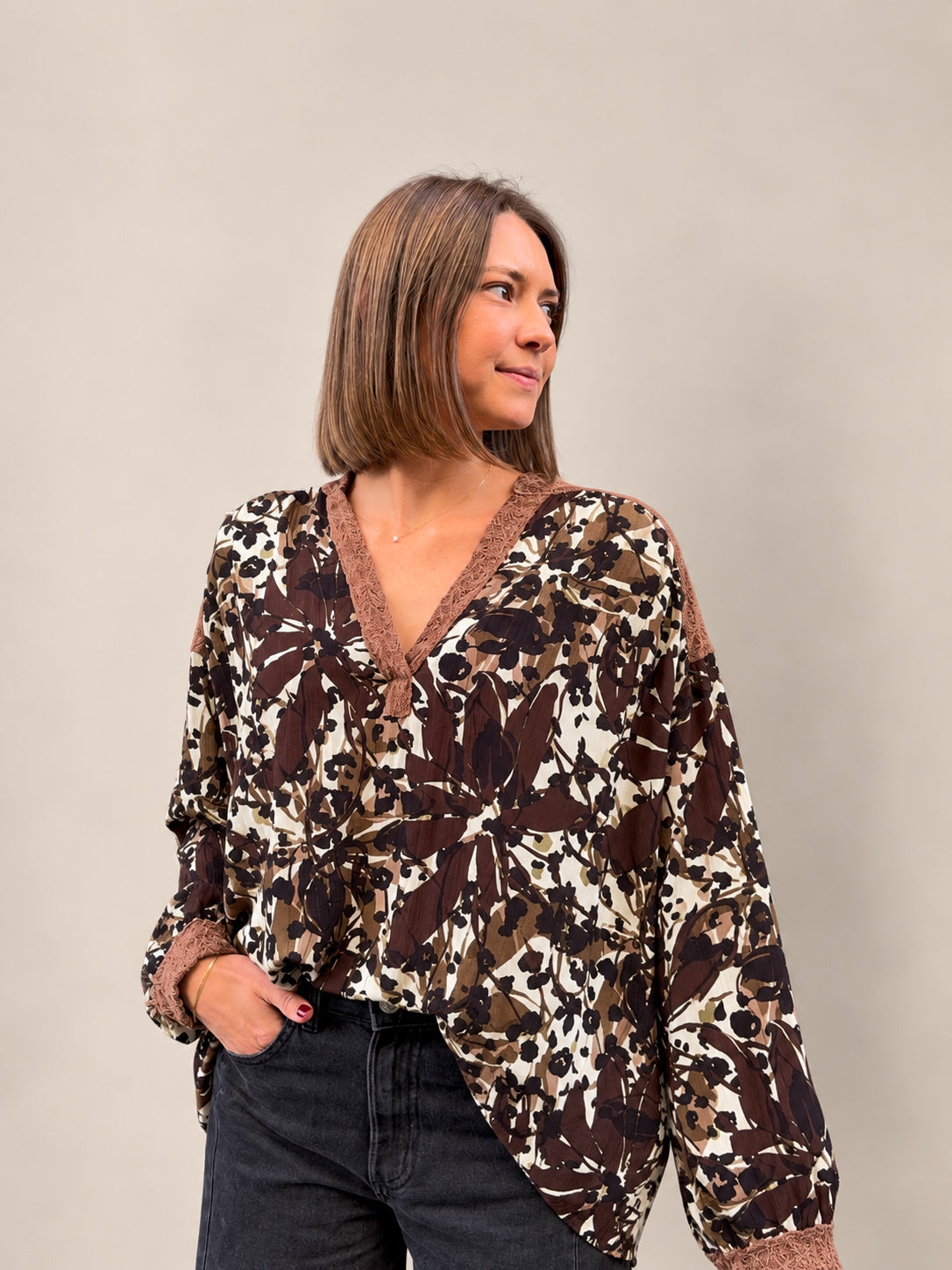 Blouse imprimée florale marron – L'élégance bohème & féminine
