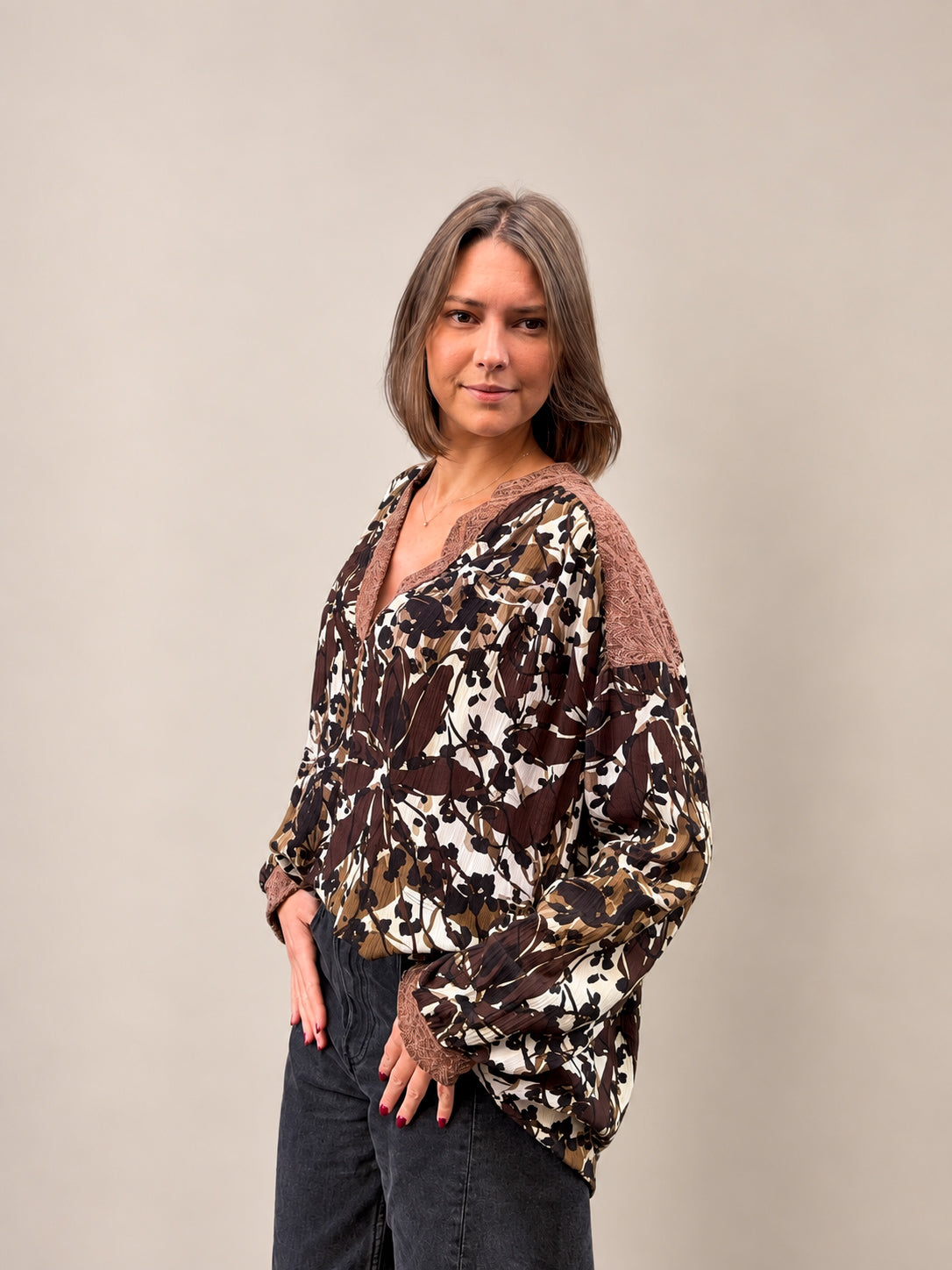 Blouse imprimée florale marron – L'élégance bohème & féminine