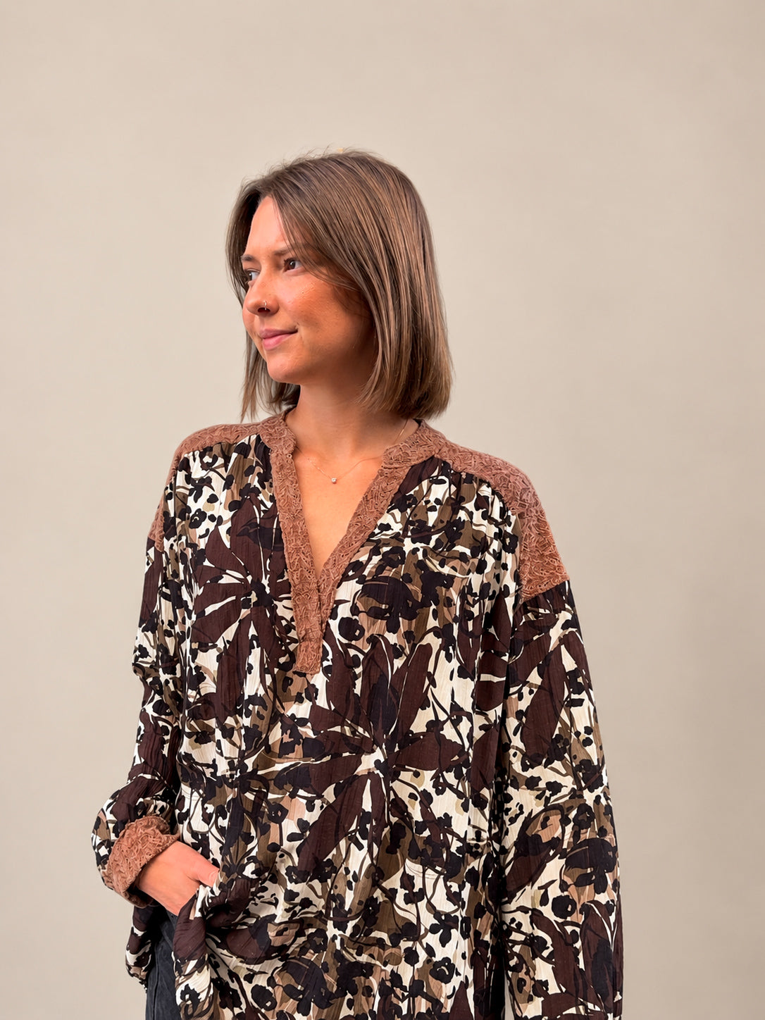 Blouse imprimée florale marron – L'élégance bohème & féminine