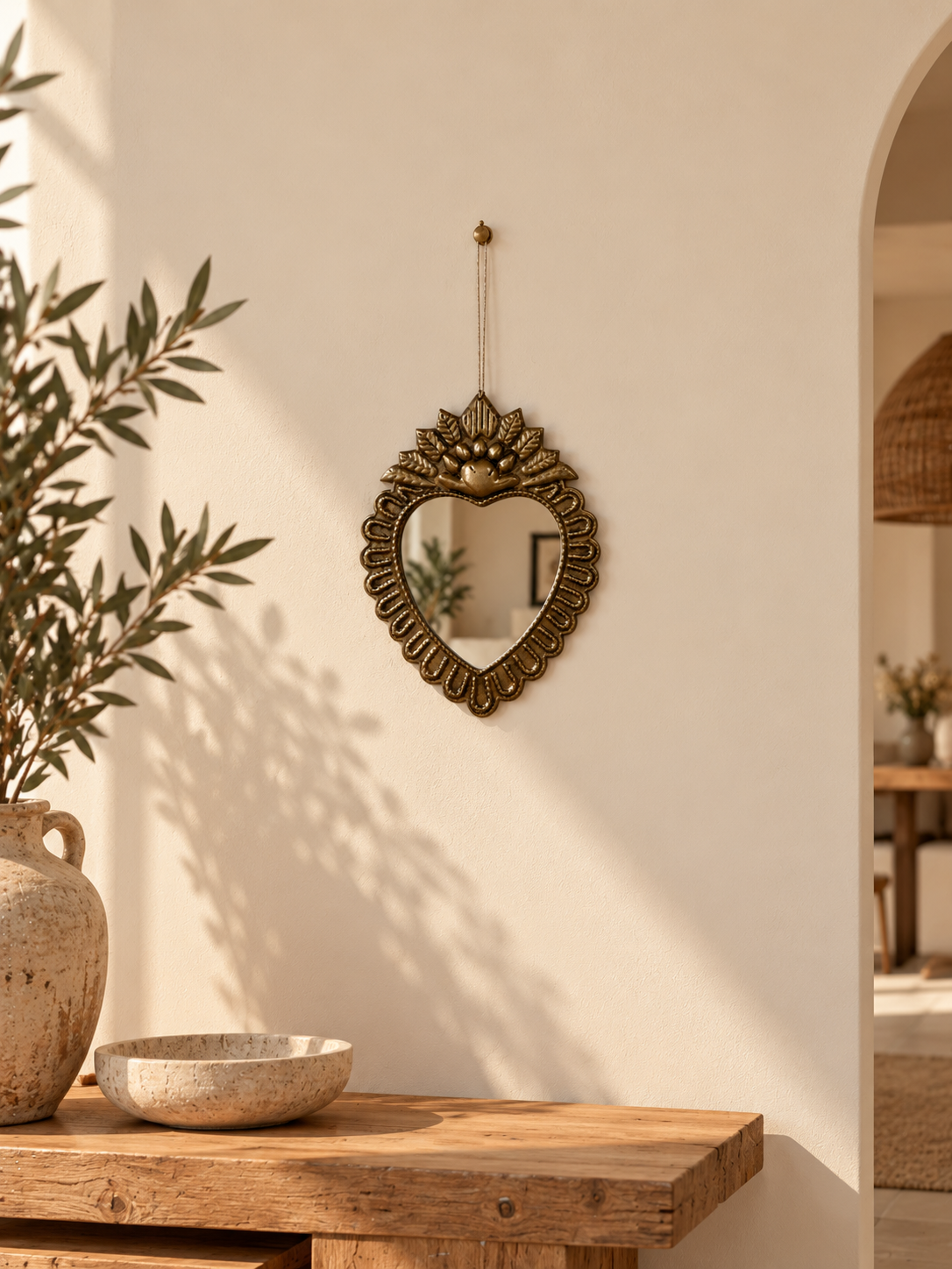 Ex-voto miroir Sacré-Cœur suspendu à bordure sculptée — Style Milagros