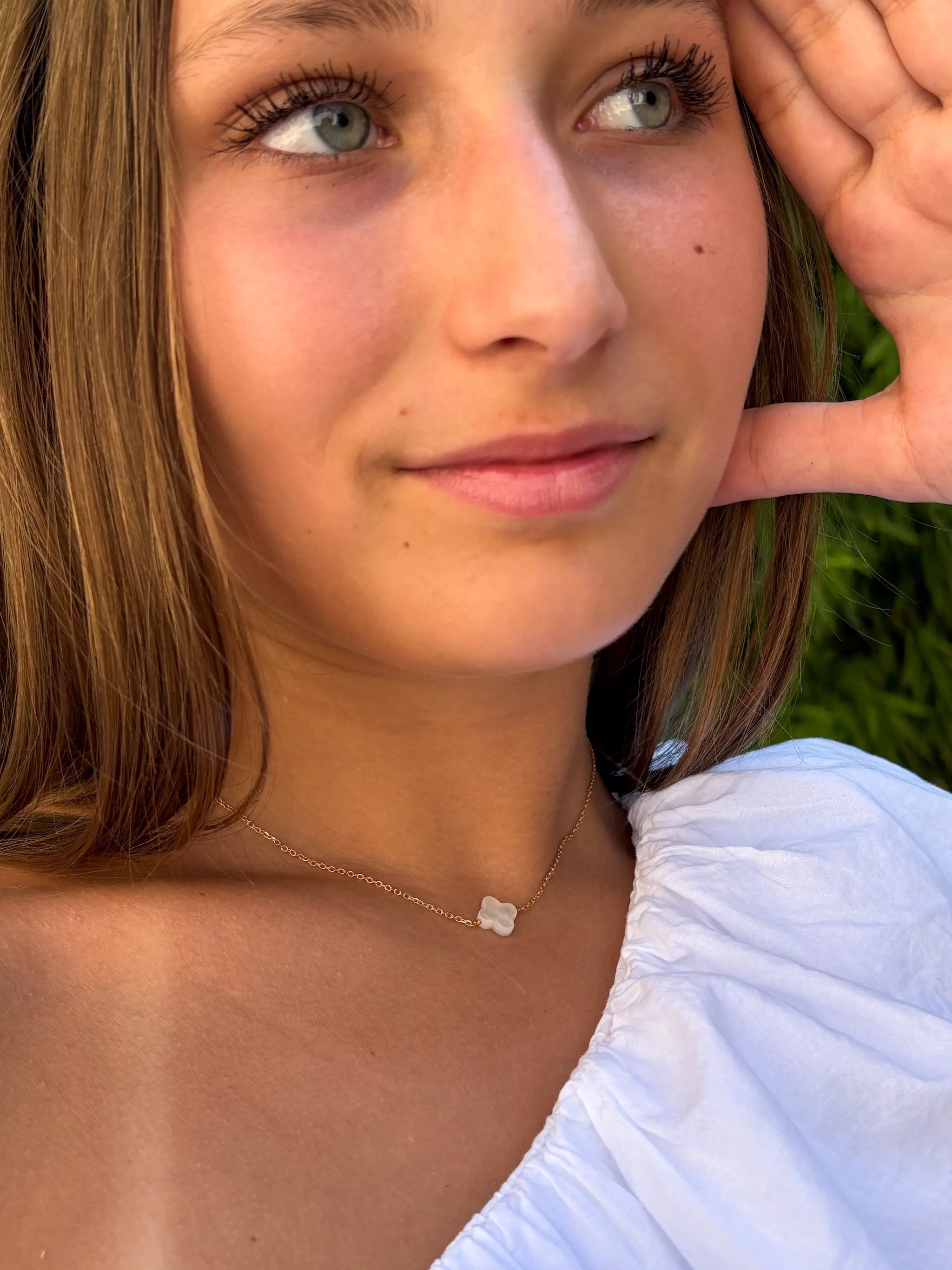 Collier trèfle tendance en plaqué or et nacre