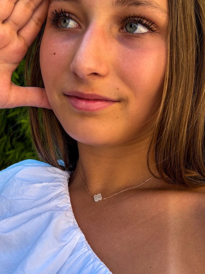 Collier trèfle blanc en nacre et plaqué or fait main