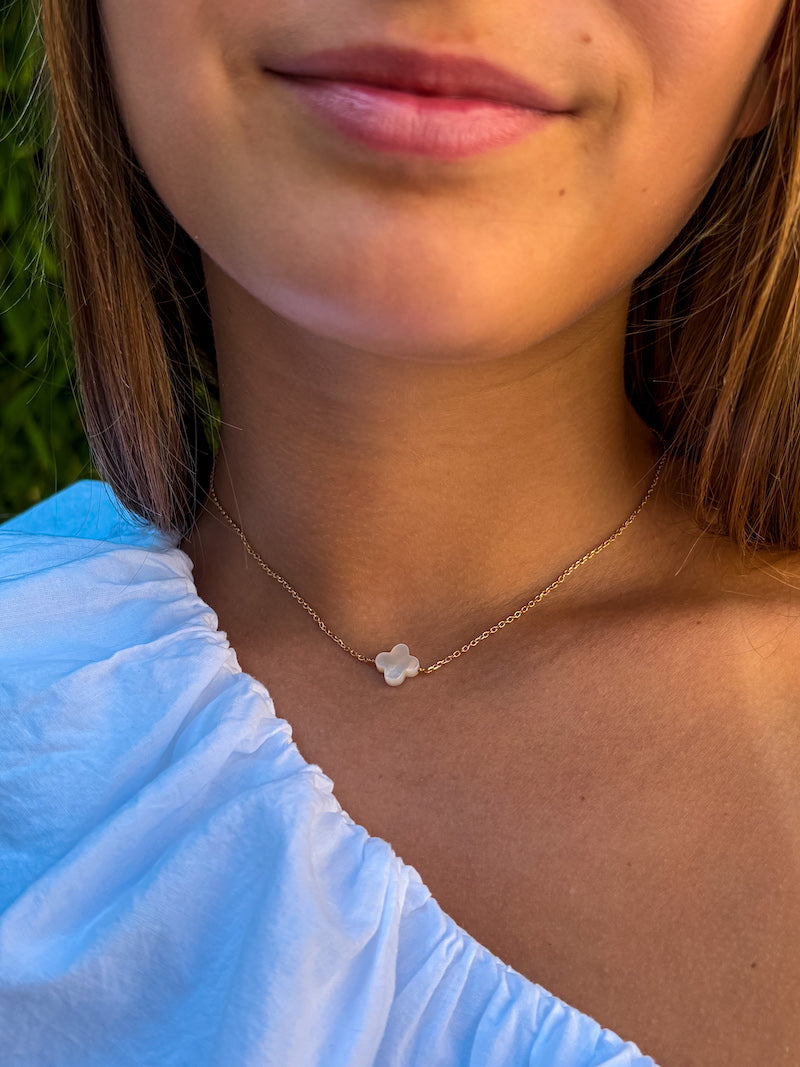 Collier trèfle blanc en nacre et plaqué or fait main