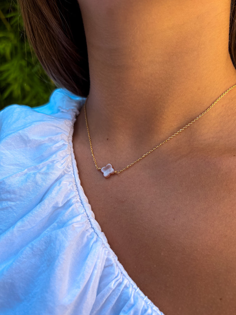 Collier trèfle rose en nacre et plaqué or