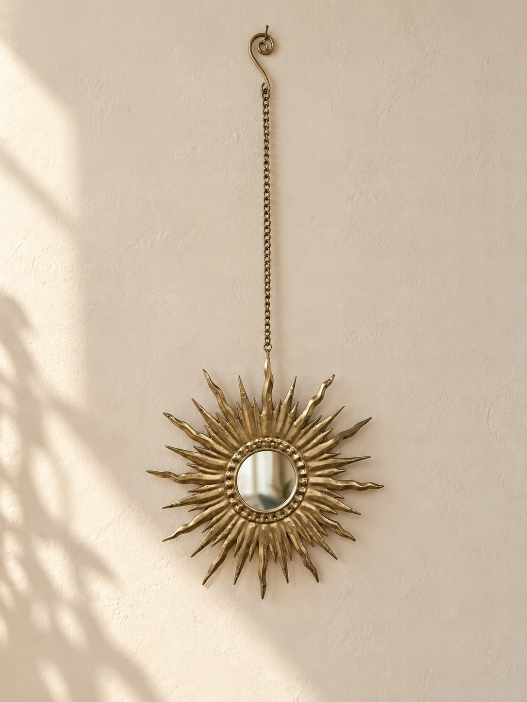 Miroir soleil suspendu en métal martelé — Style vintage & laiton antique
