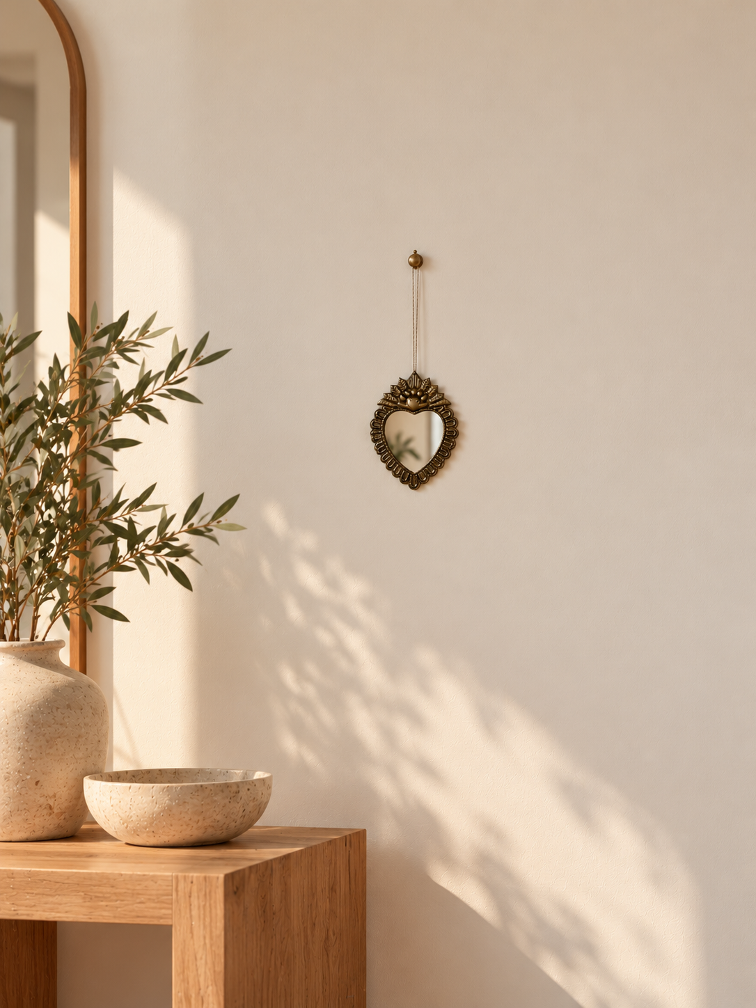 Ex-voto miroir Sacré-Cœur suspendu à bordure sculptée — Style Milagros