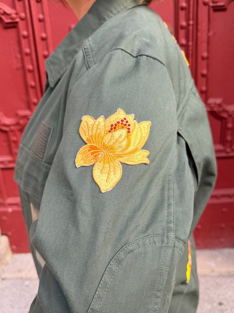 Veste kaki militaire customisée de fleurs