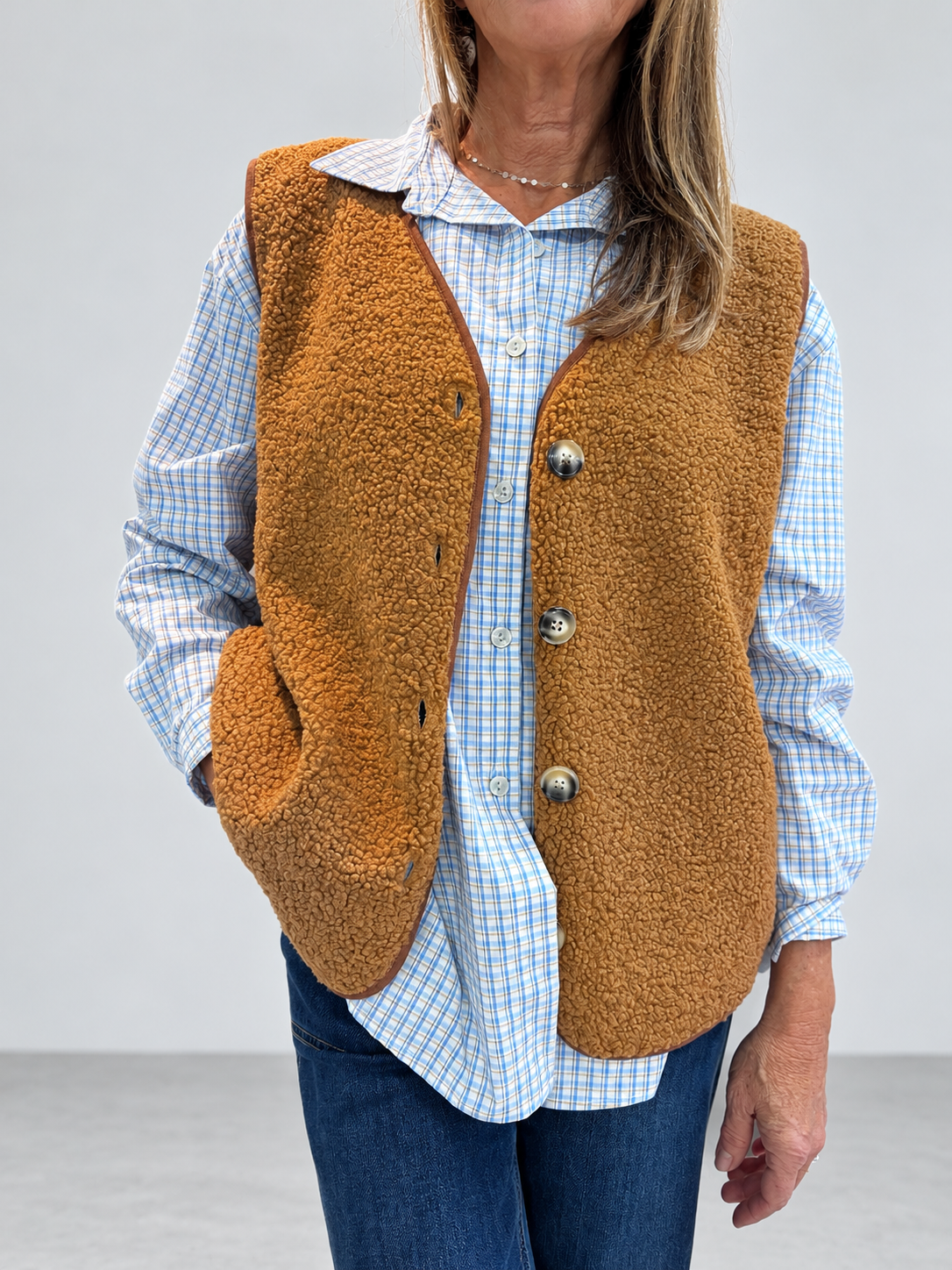 Gilet sans manches en moumoute à boutons