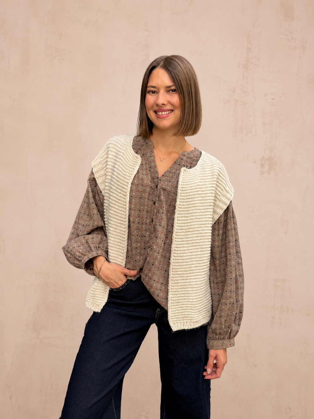 gilet sans manches blanc cassé en crochet mi saison tendance