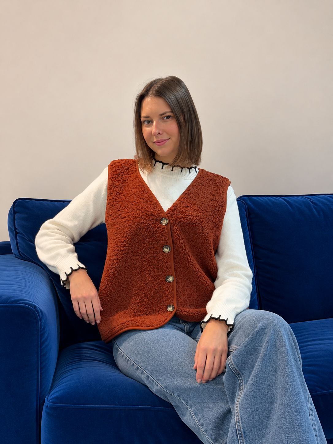 Gilet sans manches en moumoute à boutons