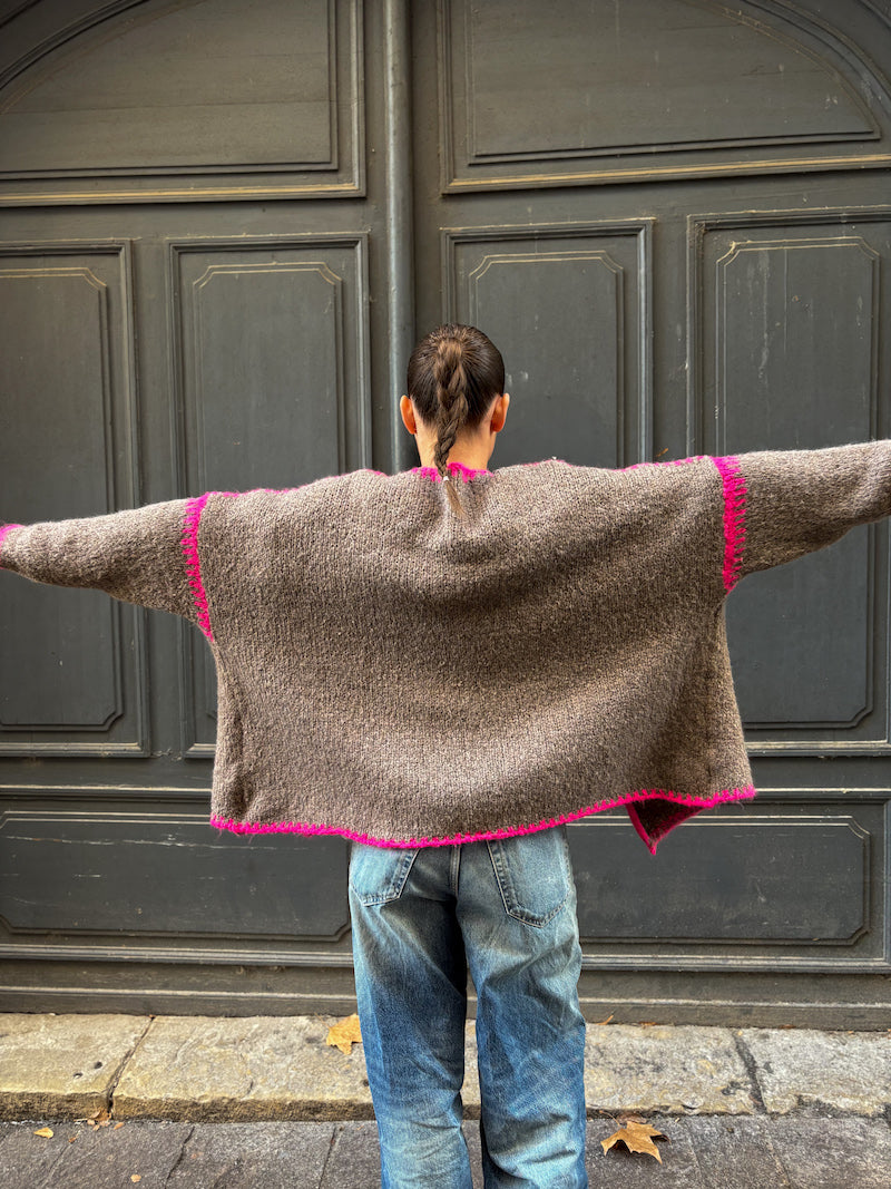 Gilet taupe femme avec détails roses
