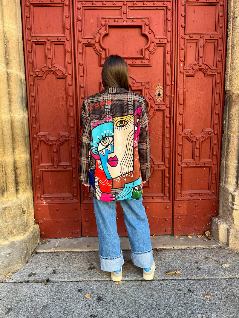 Veste blazer motif carreaux et imprimé visages abstraits