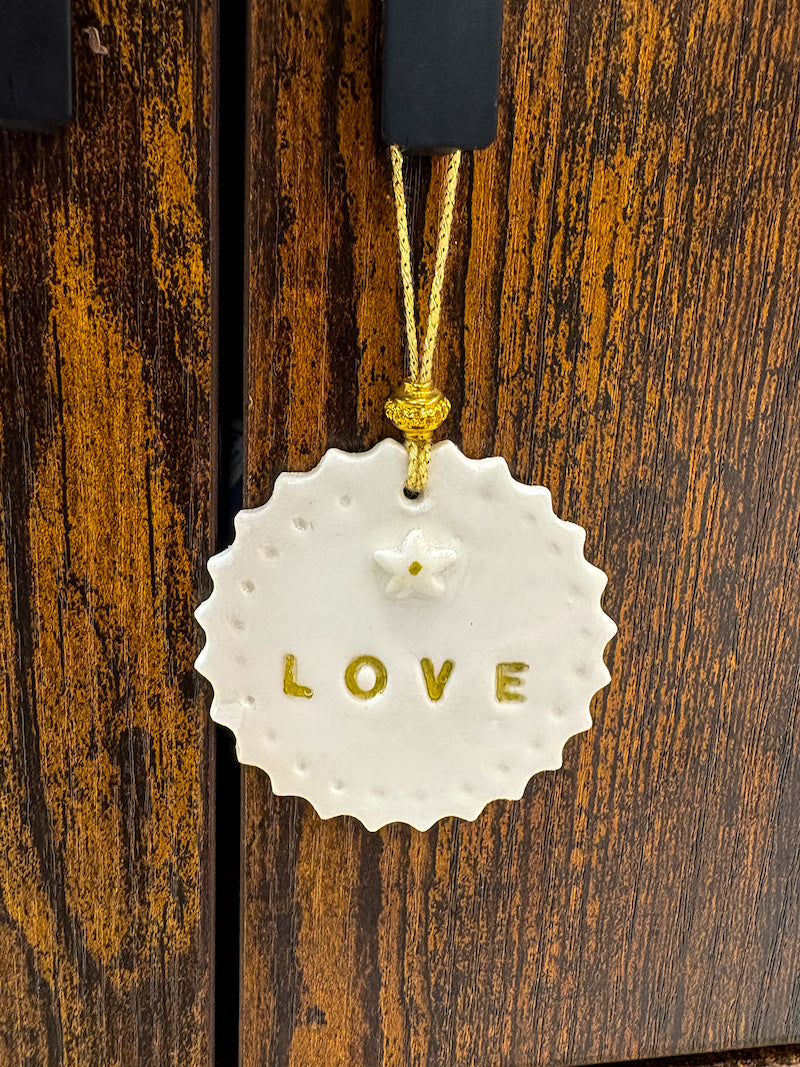 Porte bonheur fait main Médaille Love