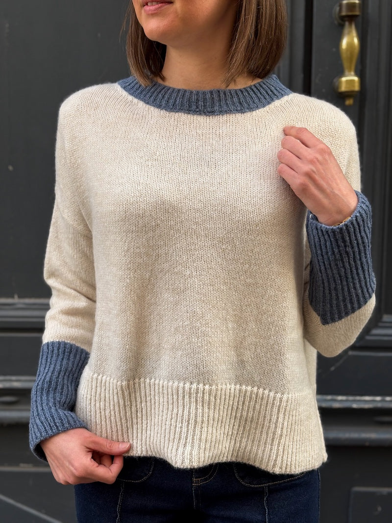 Pull oversize blanc et bleu marine