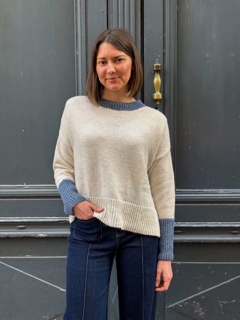 Pull oversize blanc et bleu marine