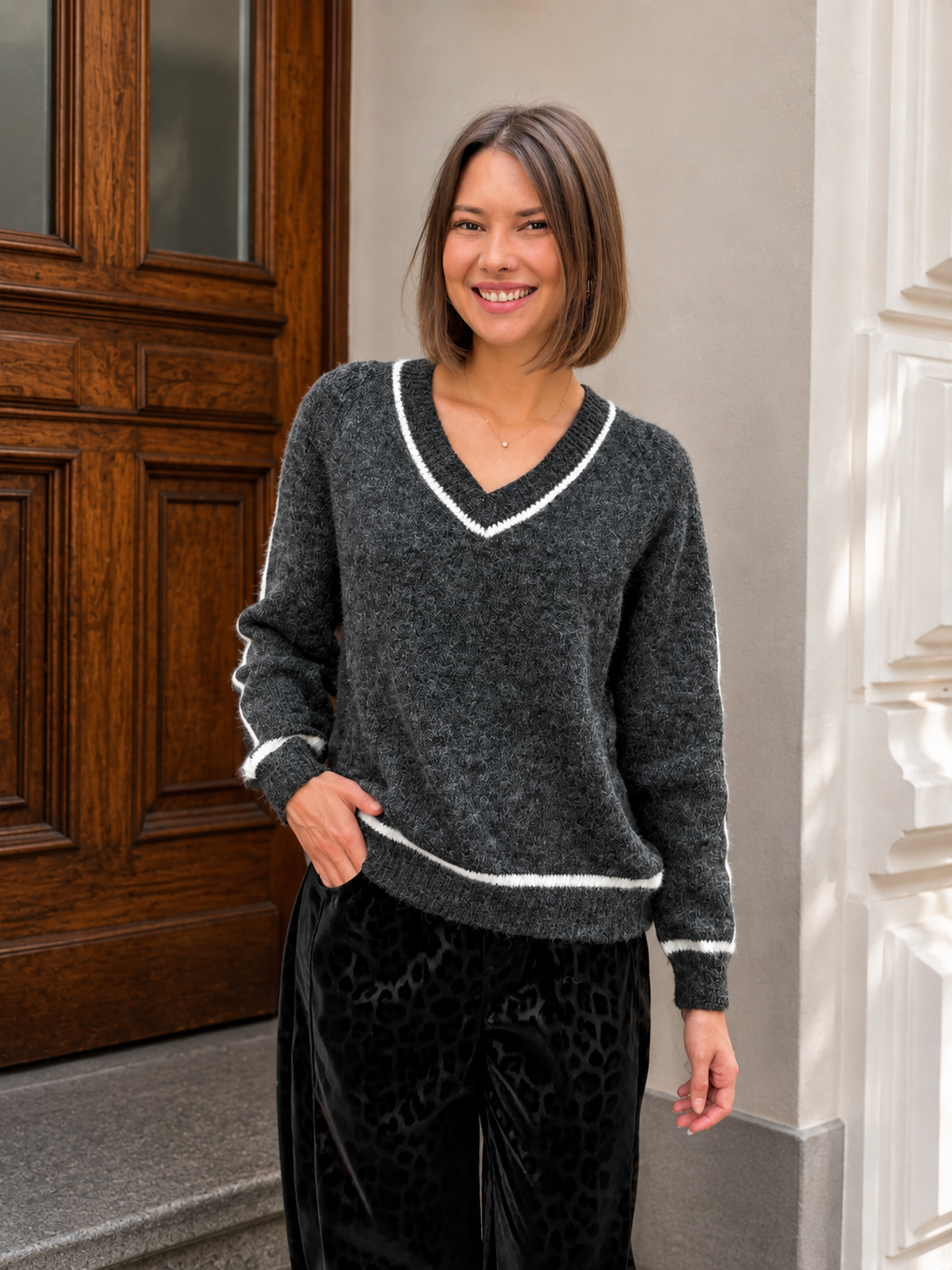 pull col v détail blanc tendance pour femme