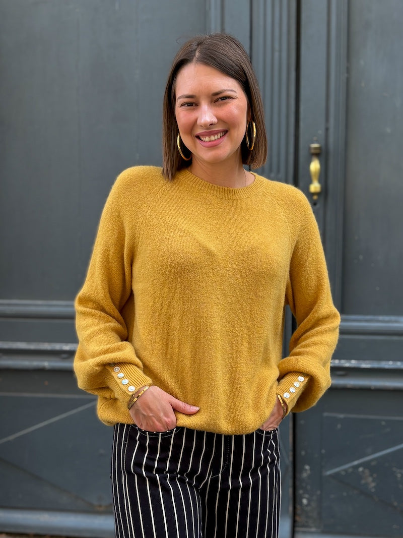 pull tendance jaune moutarde en laine pour femme boutons nacrés