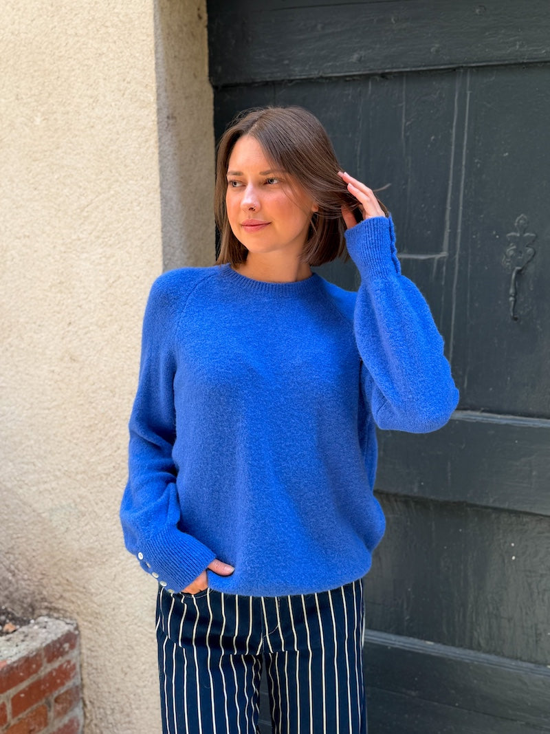tenue tendance mi saison pour femme avec pull en laine bleu roi