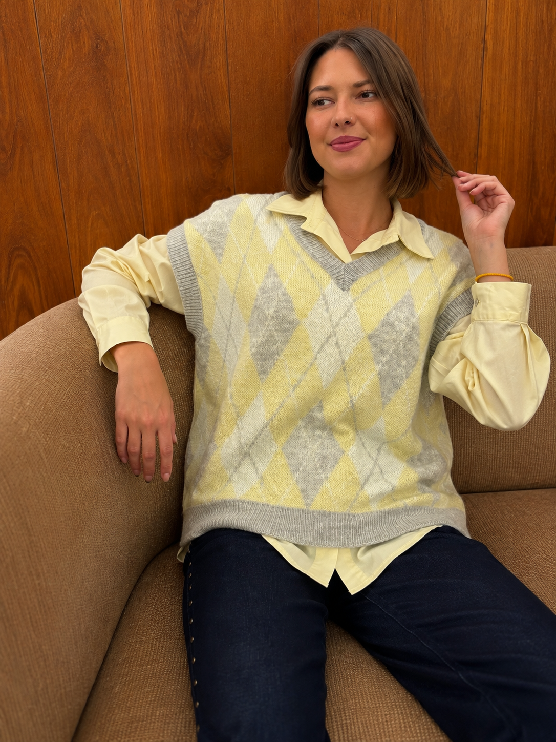 pull sans manches jacquard losanges jaune et gris tendance pour femme