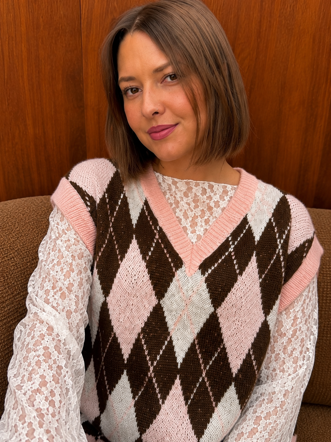 pull sans manches jacquard rose et marron tendance