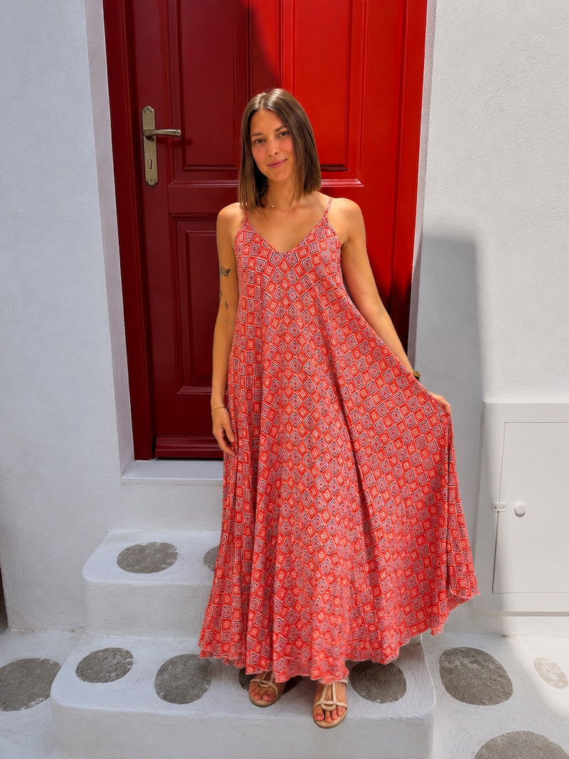 Robe longue à fines bretelles motif ethnique rouge