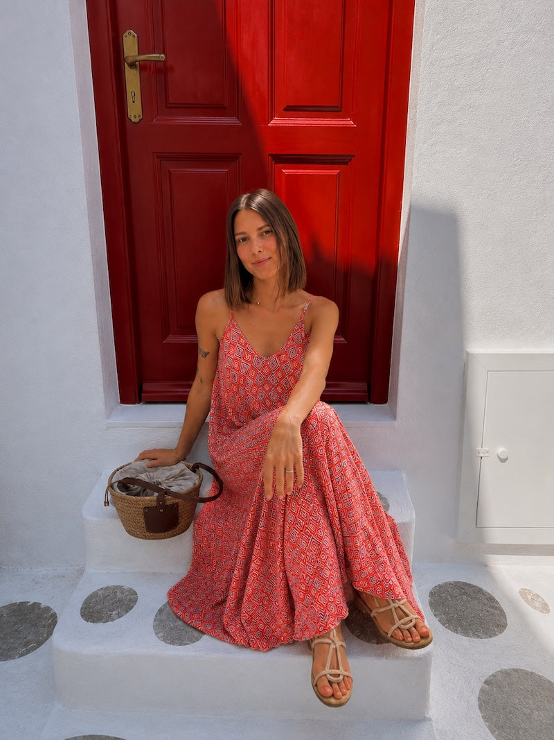Robe longue à fines bretelles motif ethnique rouge