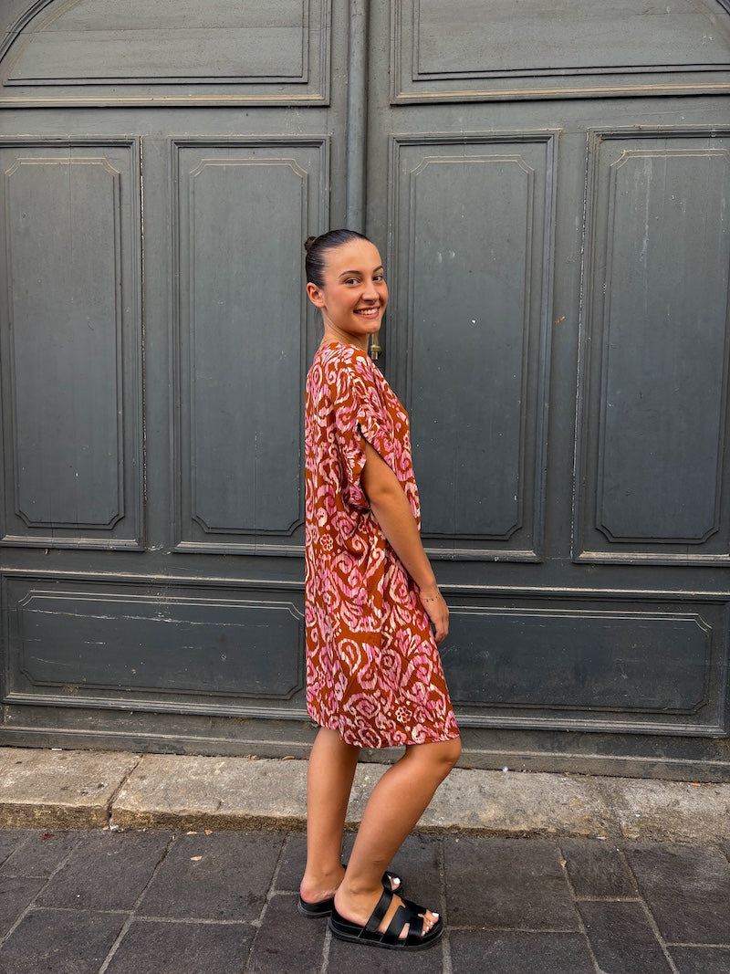 Robe à motif bohème chic rose et marron
