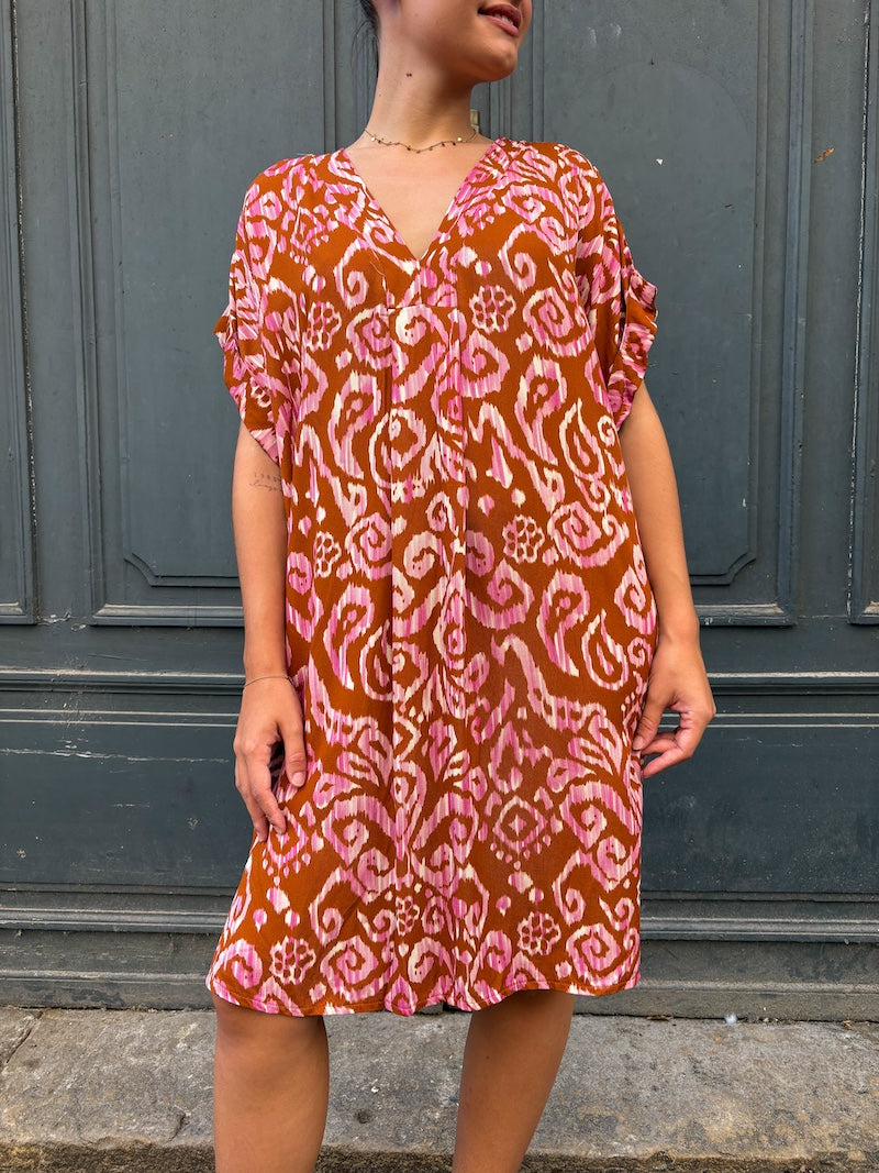 Robe à motif bohème chic rose et marron