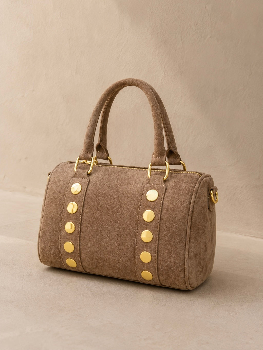 Sac à main en daim clouté taupe - Intemporel et chic