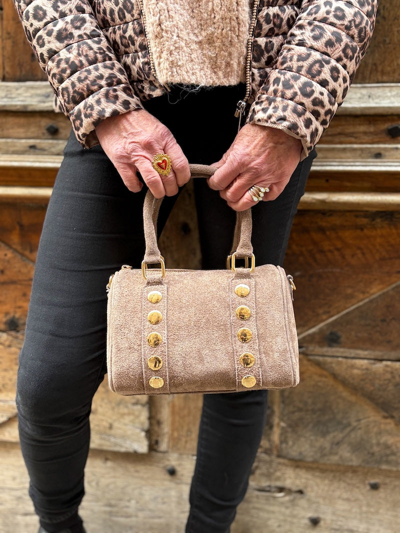 Sac à main clouté en daim taupe